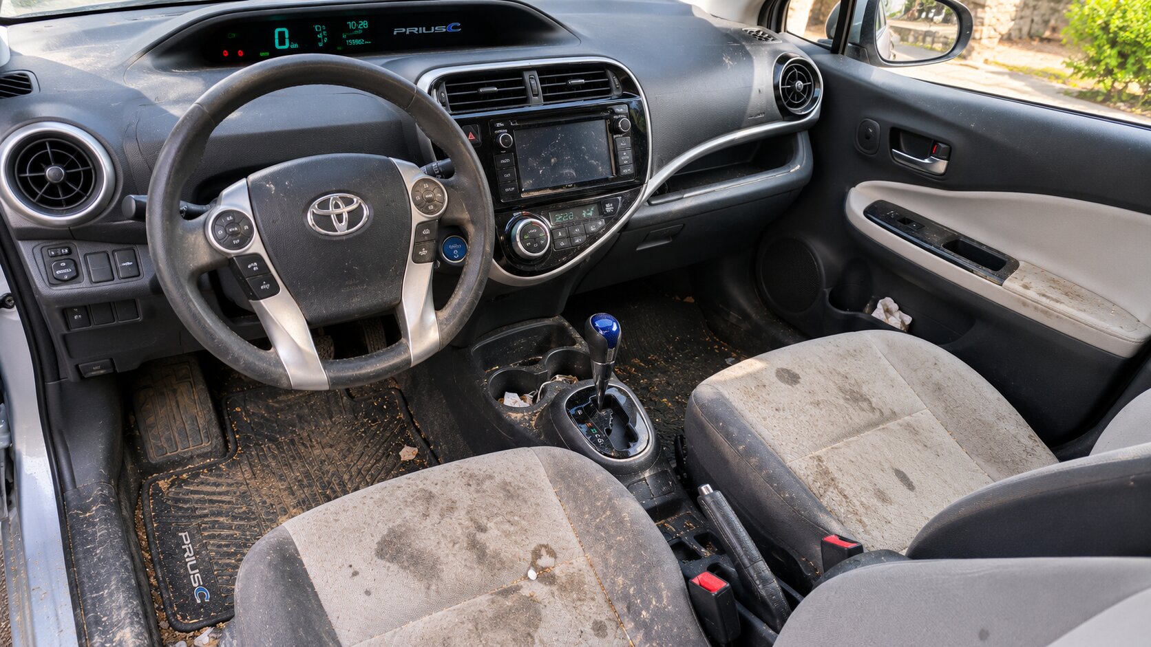 Intérieur voiture avant nettoyage